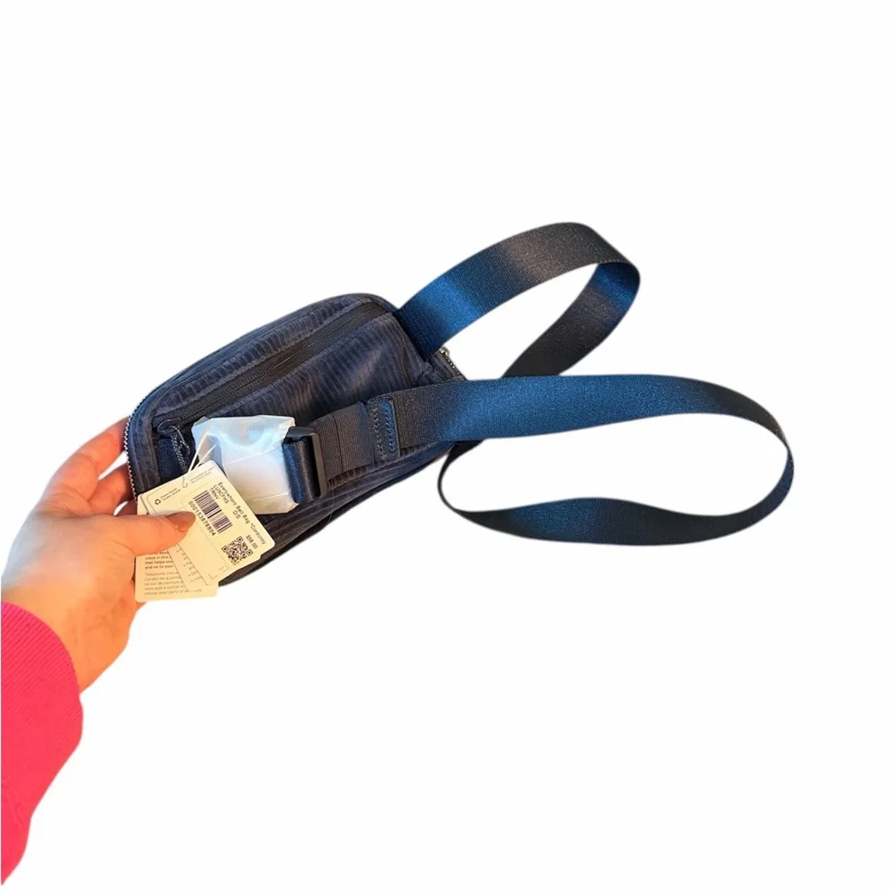 NWT Lululemon Everywhere Belt Bag - Picture 3 of 3